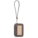 Billetera Guess modelo Elliot de color marrón, con diseño estampado del monograma de la marca, cierre con cremallera, tarjetero exterior y correa de muñeca extraíble.