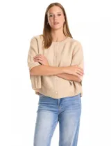 Capa de tejido de punto con diseño de doble capa superpuesta, cuello a la base y cierre frontal con botones. Presenta mangas estilo japonés y terminaciones acanaladas en el ruedo.