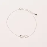 Pulsera de plata con dije de infinito adornado con pequeñas piedras brillantes. Cuenta con cadena de eslabones finos y cierre de mosquetón con cadena de extensión.