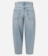 Pantalón de jean con corte balloon, tiro alto y lavado claro, confeccionado en algodón. Presenta piernas amplias con ruedo levemente entallado, bolsillos delanteros y traseros, pasadores para cinturón y cierre frontal con botón y cremallera.