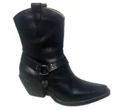 Botas estilo texanas de caña media, confeccionadas en cuero con estampado animal print tipo vaca en blanco y negro. Presentan un diseño de punta fina y taco cuadrado.