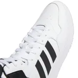 Zapatillas Adidas Hoops 3.0 Mid de caña media, color blanco con detalles en negro, con las tres tiras clásicas de Adidas en los laterales y suela de goma cosida.
