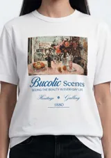 Remera blanca de manga corta con cuello redondo y estampado frontal tipo cuadro con texto decorativo en azul.