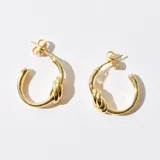 Par de aros dorados con forma de medio aro y detalle de nudo en el centro.