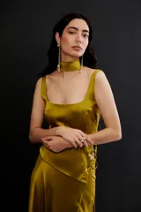 Aros colgantes de plata con piedra citrino facetada, diseño orgánico y cadenas colgantes con perlas de río y flecos removibles.