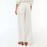Pantalón palazzo de lino mezclado, color blanco con diseño de rayas verticales finas en color negro, de corte ancho y tiro alto con cintura elástica.