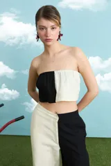 Top strapless de corte recto, con diseño bicolor en blanco y negro.