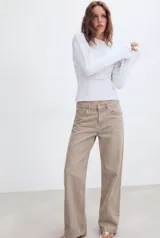 Jeans de mezclilla de tiro medio con cinco bolsillos, diseño relaxed fit de corte recto y amplio, con efecto lavado y desgaste frontal.