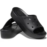 Sandalias Crocs modelo Classic Platform Slide, color negro, con diseño de plataforma alta, tira superior con perforaciones para dijes Jibbitz y plantilla cómoda.