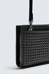 Cartera negra rectangular con diseño trenzado y correa fina para colgar.