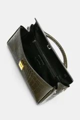 Bolso de mano de formato alargado con textura de efecto cocodrilo. Cuenta con asa de mano superior, asa extraíble para usar como bandolera, bolsillo interior con cierre y cierre frontal mediante clip metálico.