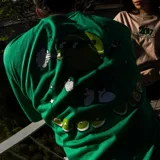 Remerón verde con cuello redondo y mangas cortas. Estampado en el pecho con la frase "Septum Club" en color amarillo.