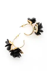 Aros tipo caravanas dorados con diseño de flores de metal y pétalos de tela negra en capas.