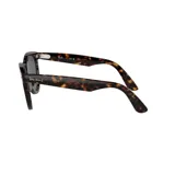 Lentes de sol Ray-Ban con montura carey y lentes grises.