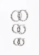 Set de tres pares de aros tipo argolla de acero quirúrgico plateado con diseño torneado. Incluye un par grande, un par mediano y un par pequeño.