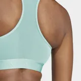 Top deportivo de soporte medio color verde menta, con escote cuadrado, espalda tipo racer-back y banda inferior elástica. Presenta las tres franjas características de Adidas en los laterales y tecnología de absorción de humedad AEROREADY.