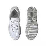 Championes adidas Megaride O1 de diseño técnico, color blanco con detalles en gris plateado. Presentan una estructura de malla transpirable, refuerzos sintéticos y una suela distintiva con tecnología de amortiguación visible en el talón.