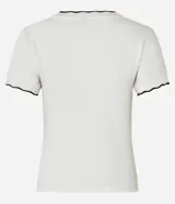 Blusa de algodón con textura acanalada en color blanco, de manga corta y cuello redondo. Presenta un acabado ondulado tipo festón con borde contrastante en color negro tanto en el cuello como en los puños de las mangas.