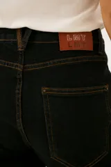 Pantalón de jean azul oscuro de corte recto.