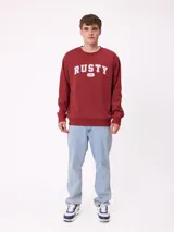 Sweater negro de cuello redondo y manga larga, con el logo "RUSTY" estampado en blanco en el pecho.