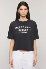 Remera negra Kosiuko de corte regular, confeccionada en jersey de algodón, con cuello redondo, mangas cortas y estampa frontal en color blanco con la inscripción 'Messy Chic Kosiuko St. Tropez'.
