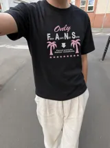 Remera blanca de manga corta, con cuello redondo y diseño gráfico estampado en el pecho que incluye texto y palmeras.