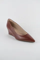 Zapatos cerrados de ecocuero color marrón, con punta fina y taco corrido.