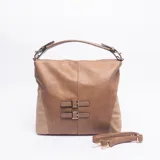 Cartera de hombro color caqui, con diseño de textura granulada y paneles laterales en gamuza. Presenta dos correas decorativas horizontales con hebillas metálicas en el frente, asa superior fija y correa larga ajustable y extraíble.