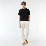 Pantalón chino de twill color blanco, con corte ajustado y bolsillos laterales, ideal para un look formal o casual.