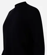 Suéter verde oscuro de punto con cuello alto y mangas largas.