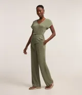 Pantalón recto color verde oliva, confeccionado en malla texturizada con cintura elástica y bolsillos laterales.
