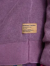 Sweater de punto en color azul marino, con cuello redondo y mangas raglán. Presenta un tejido acanalado fino y puños elásticos.