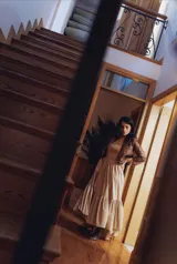 Vestido largo color beige con corte a la cintura, falda amplia con volados y breteles finos.