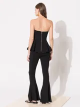 Pantalón negro estilo Oxford con botamangas elastizadas y recortes diagonales. La cintura elastizada aporta gran comodidad en su uso, acceso mediante cierre en el lateral.