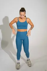 Calza deportiva de tiro alto color azul, con diseño ajustado y confeccionada en poliamida y elastano.