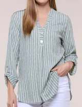 Blusa holgada de color verde con diseño de rayas verticales blancas, escote en V con cuello mao y pechera corta con botones. Mangas tres cuartos regulables y bajo redondeado.