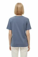 Remera de algodón de manga corta y cuello redondo, con corte holgado y estampado frontal con la frase "NOTHING IS REAL".