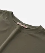 Blusa de manga larga confeccionada en tejido rib, con cuello redondo y diseño ajustado al cuerpo.