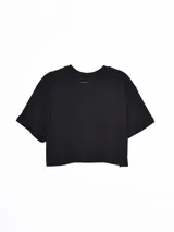 Remera crop top blanca de manga corta con estampa frontal en color negro con diseño tipográfico y gráfico de estrella.