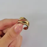 Anillo dorado de acero inoxidable con diseño de ondas.