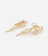 Par de caravanas con diseño de lazo en metal con baño color oro claro. Presentan una estructura calada y acabado texturizado.