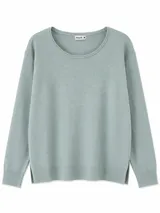 Sweater de punto color verde menta, con cuello redondo, manga larga y aberturas laterales en el dobladillo.
