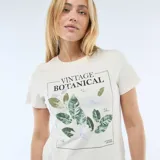 Camiseta de manga corta color crudo con estampado botánico frontal y texto Vintage Botanical.