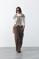 Pantalón de punto de corte relajado, con pierna recta y caída fluida. Presenta cintura elástica con cordón de ajuste y diseño liso en color marrón.