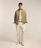 Remera masculina Marfinno de manga larga, con cuello redondo y textura acanalada en color blanco marfil.