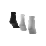Pack de tres pares de medias Adidas de corte tobillero, en color blanco, gris y negro. Confeccionadas con tejido transpirable y refuerzo acolchado en talón y puntera.