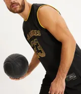 Musculosa deportiva de baloncesto Get Over, confeccionada en tejido de malla texturizada con tecnología Dry Fit. Presenta cuello redondo con ribete amarillo, estampa frontal con la inscripción 'Los Angeles' y el número '23' en color amarillo, y etiqueta decorativa en el bajo.