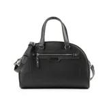 Cartera tipo baúl de cuero sintético color negro con textura graneada. Tiene doble asa de mano, correa bandolera regulable y extraíble, cierre superior, bolsillo frontal con cierre, bolsillo interno con cierre y dos bolsillos internos abiertos.