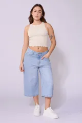 Bermuda de jean celeste, corte ancho a la rodilla.