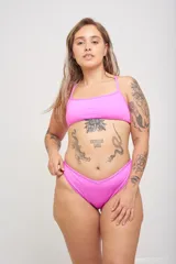 Conjunto de bikini marrón con ribetes blancos, compuesto por un corpiño triangular y una bombacha tipo tanga.